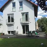 House With Castle View & Art Δωμάτια σε οικογενειακή κατοικία *