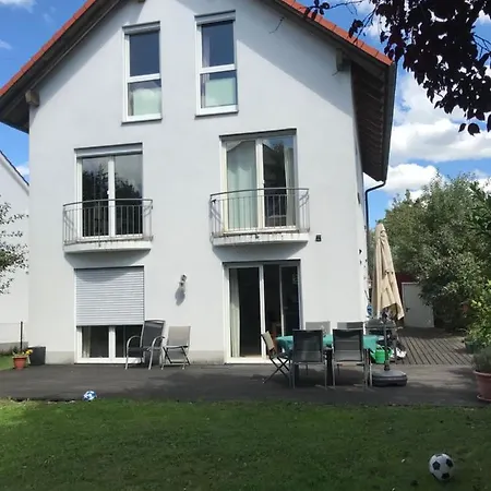 House With Castle View & Art Homestay *